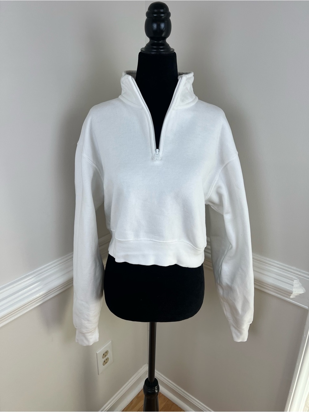 Aritzia Tna Cozy Fleece Perfect 1/4 Zip Cropped Sweatshirt in White Size M
